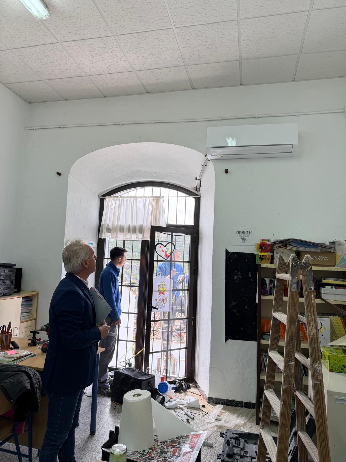 EL AYUNTAMIENTO DE VILLALUENGA DEL ROSARIO INSTALA CLIMATIZACIÓN EN EL COLEGIO DEL MUNICIPIO
