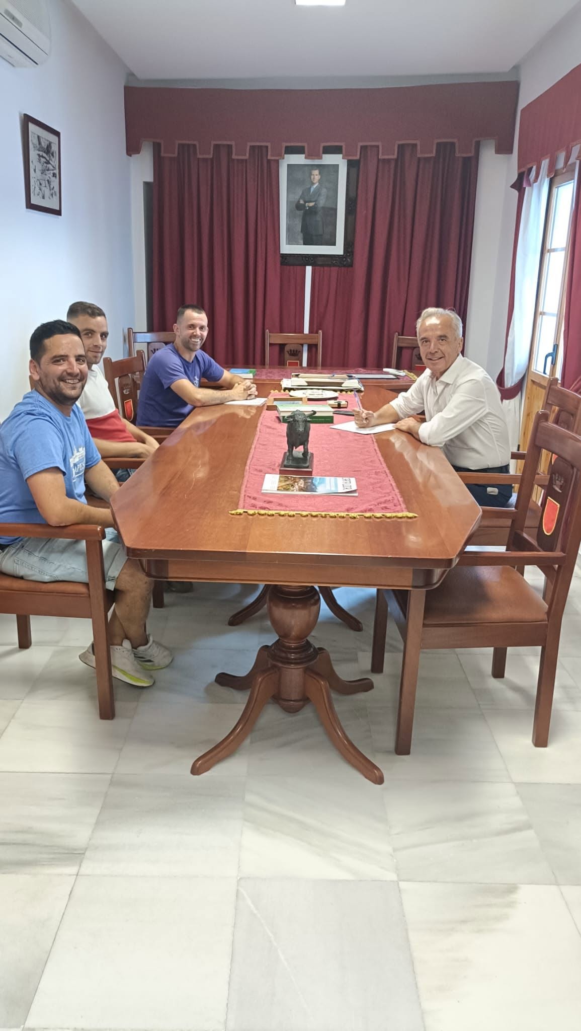 REUNIÓN EN EL AYUNTAMIENTO DEL ALCALDE Y LA JUNTA DIRECTIVA DE LA ASOCIACIÓN DEL TORO DE CUERDA